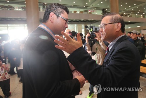 인사하는 백지선 감독과 정몽원 회장