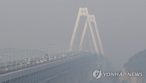 미세먼지와 안개로 뿌옇게 보이는 영종대교