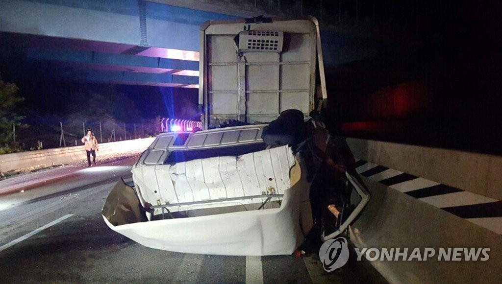 광주-대구고속도로서 트럭 추돌사고로 1명 사망