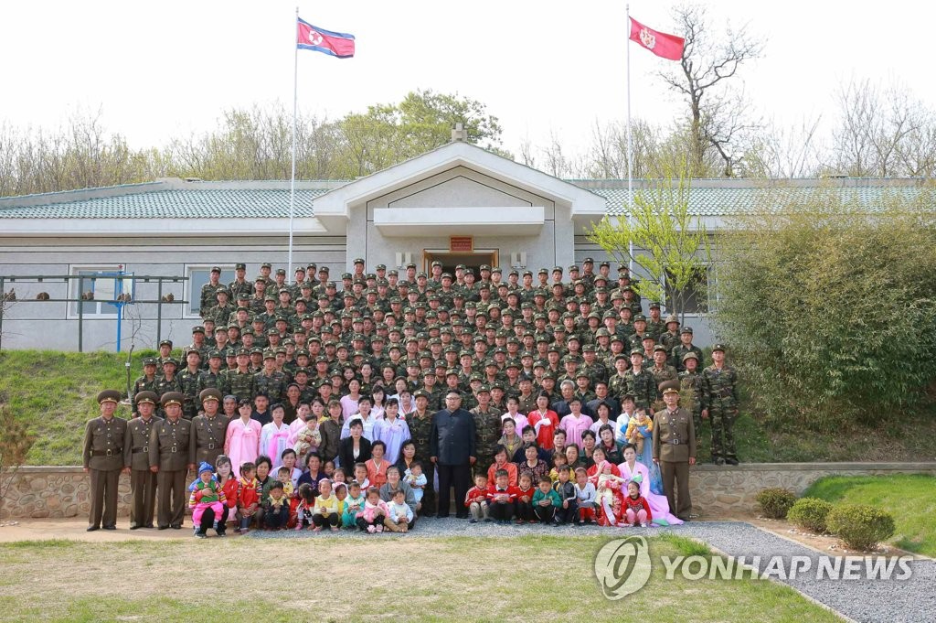 김정은, 연평도 코앞 최전방부대 시찰…"화력타격계획 검토"