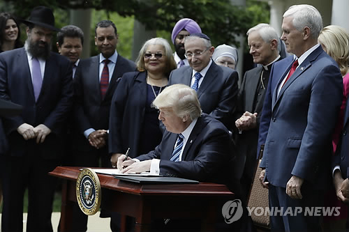 트럼프, 종교자유 보호 행정명령 서명
