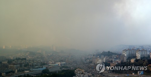 하늘 뒤덮은 산불 연기