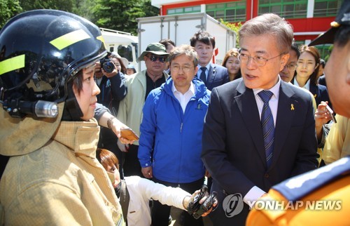 소방관들에게 감사의 말 전하는 문재인