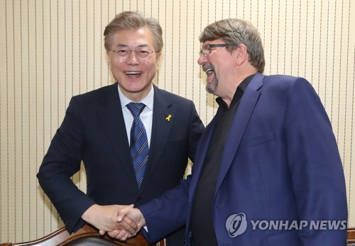 5·18기밀문서 공개한 팀 셔록 만나는 문재인