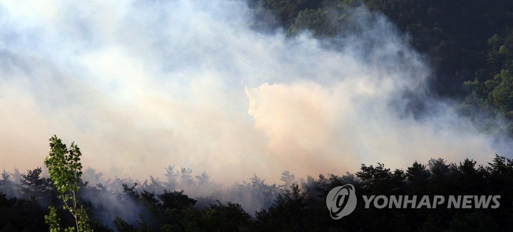 산불과 싸우는 산림청 헬기