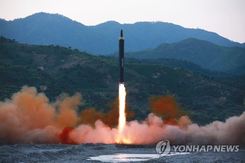 북한이 5월 14일 지대지 중장거리 전략 탄도미사일(IRBM) '화성-12'형의 시험발사를 진행하는 모습.