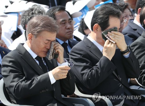 눈물 닦는 문 대통령과 국회의장