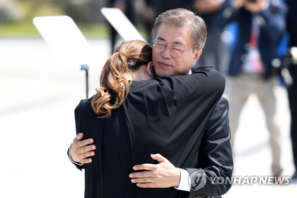 2017년 5·18 기념식에서 유족 안아주며 위로하는 문재인 대통령