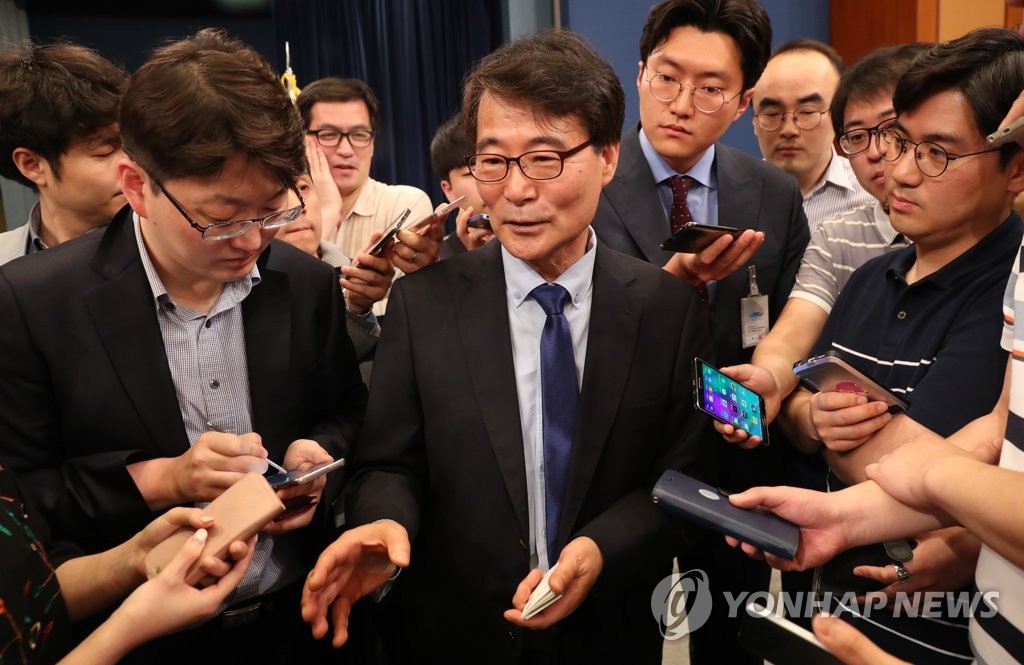 답변하는 장하성 정책실장