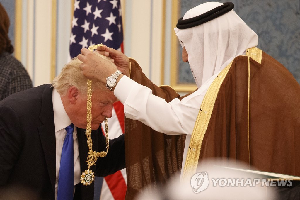 美 '궁지' 트럼프, 사우디서 "국왕급 환대"