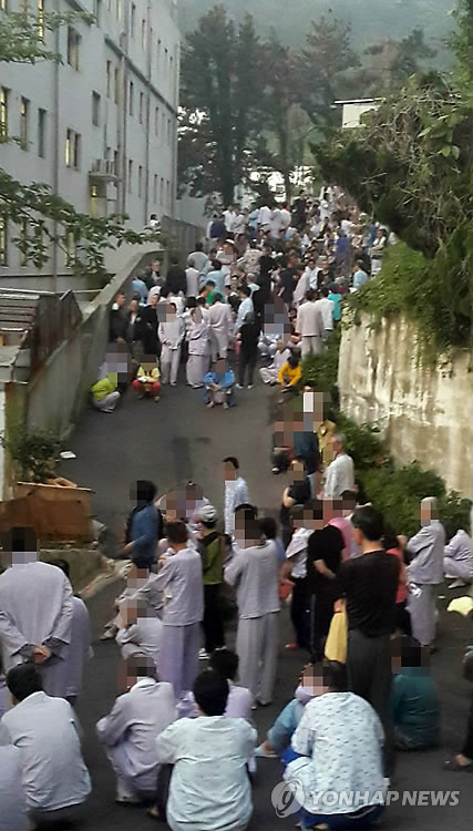 병원 밖으로 대피한 환자들