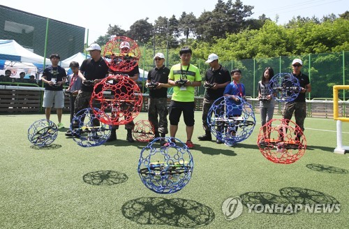 드론 전투 시연하는 참가자들