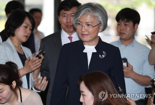 청문회 준비 첫 출근하는 강경화 외교장관 후보자