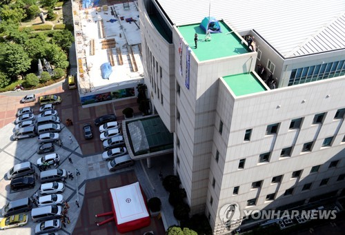 현대중 노조간부, 울산시의회 옥상 점거 농성