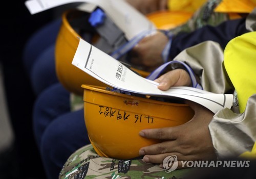 복원 자료 손에 쥐고