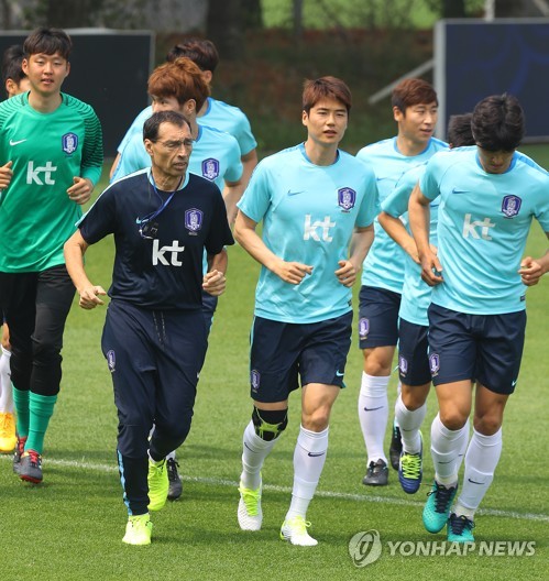 운동장 돌며 컨디션 점검하는 기성용과 이근호