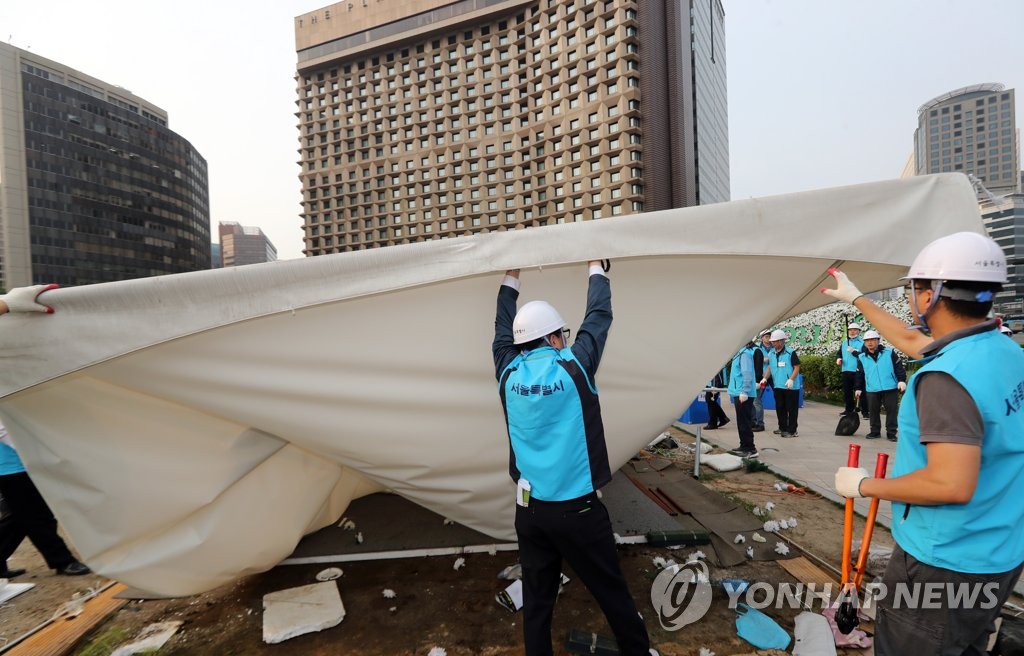 서울광장, 보수단체 천막 강제 철거