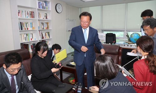 질의응답 나선 김부겸 행자부 장관 지명자