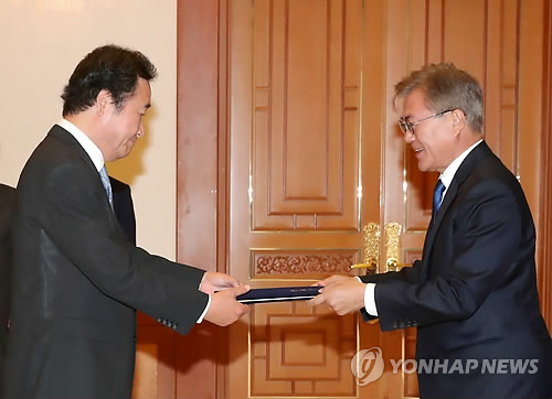 문 대통령, 이낙연 총리 임명장 수여
