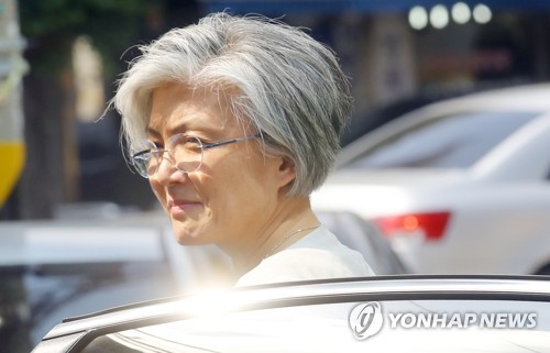 차에서 내리는 강경화 외교부 장관 후보자