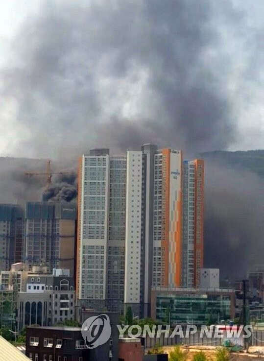 부산 아파트 신축공사장 화재…치솟는 연기