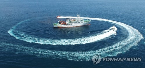 서귀포 해상서 오염방제 훈련하는 함정