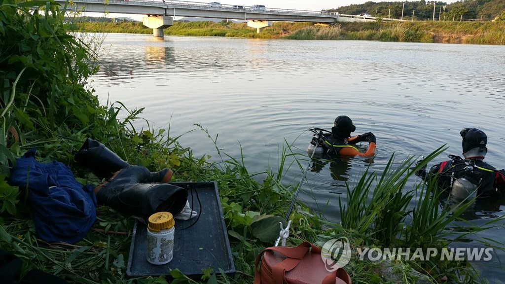 수중 수색 중인 119대원들