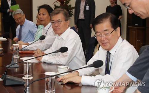 수석보좌관회의 참석한 문 대통령