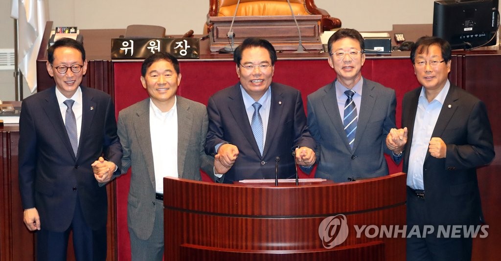 한자리에 모인 예결특위원장과 여야 간사
