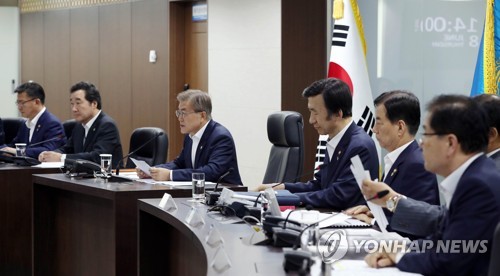 첫 NSC 전체회의 발언하는 문 대통령