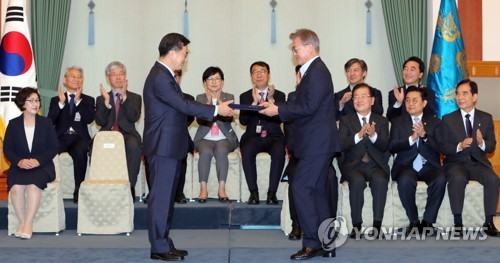 문 대통령, 김동연 경제부총리 임명장 수여