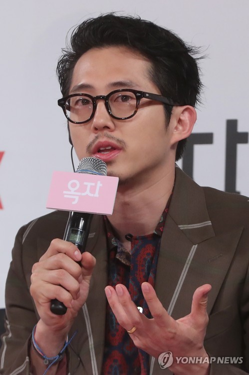 인사말 하는 스티븐 연