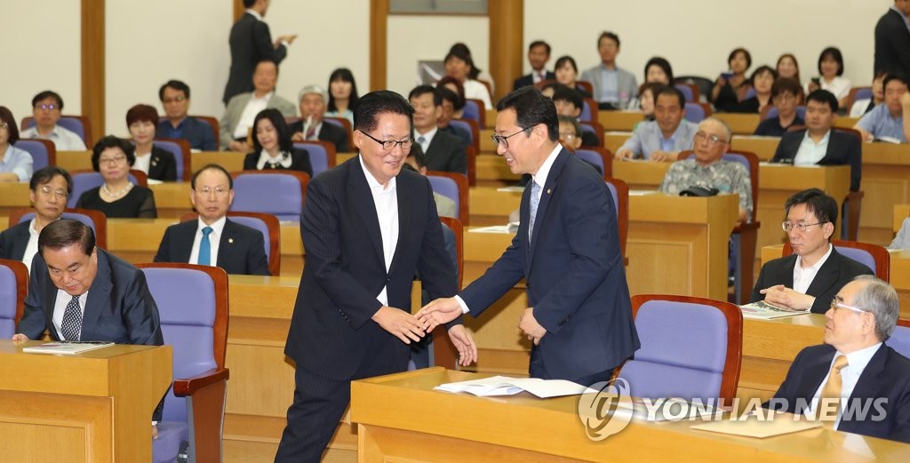 악수하는 박지원-김한정 의원
