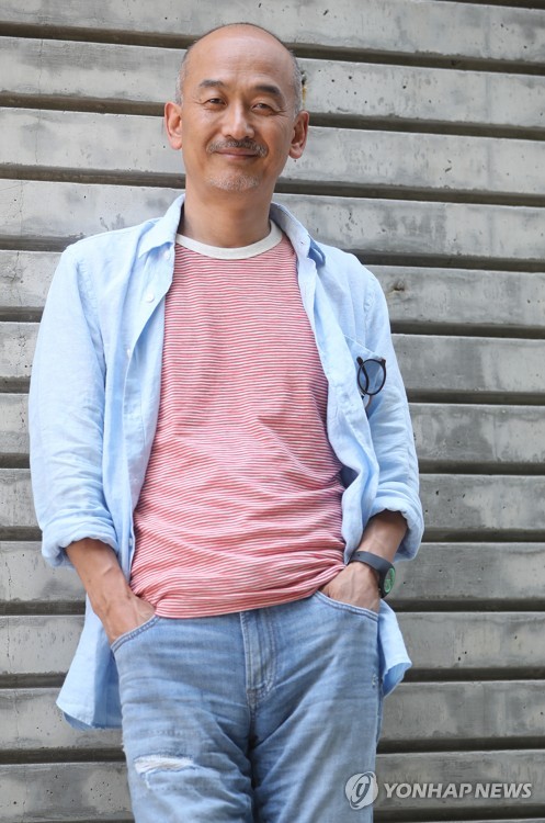 포즈 취하는 이준익 감독