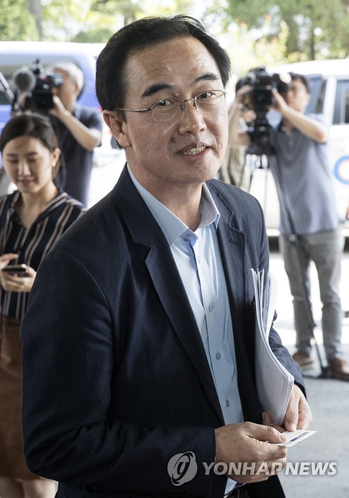 인터뷰 마친 조명균 장관 후보자