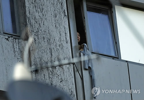 英 런던 고층 아파트 화재…구조 요청하는 입주민