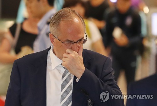 입국하는 슈틸리케