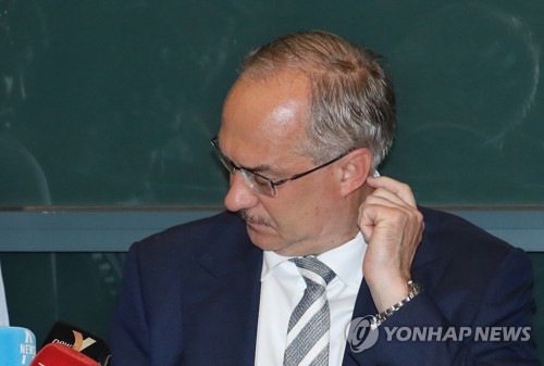 질문 듣는 슈틸리케 감독