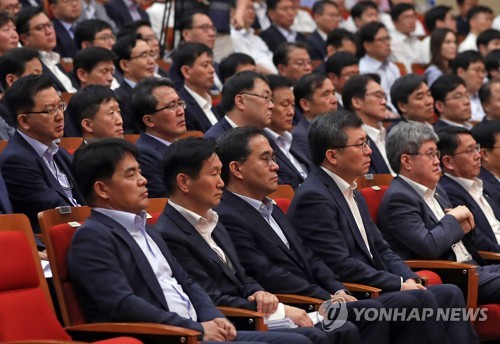 취임사 경청하는 기획재정부 직원들
