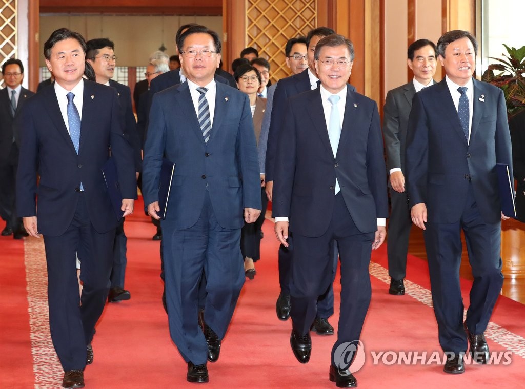 문 대통령, 임명된 장관들과 이동