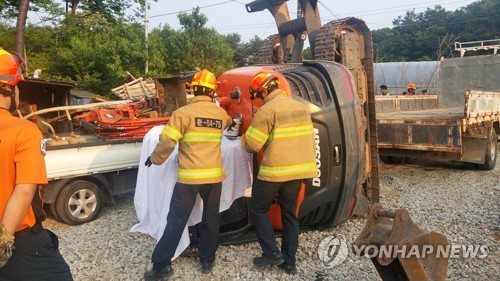 춘천서 트럭에 포클레인 싣다 깔린 50대 숨져