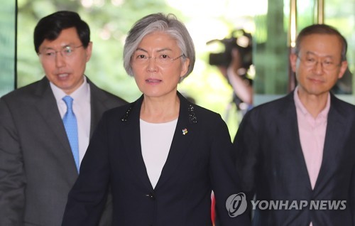 임명장 받고 외교부 들어서는 강경화 장관