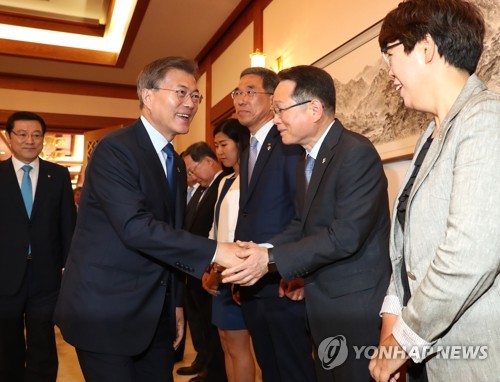 문 대통령, 일자리 위원들과 악수