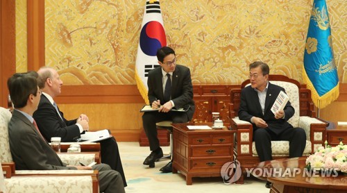 문 대통령, 리차드 하스 미국외교협회 회장과 환담