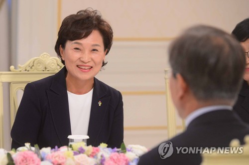 문 대통령, 김현미 장관과의 대화