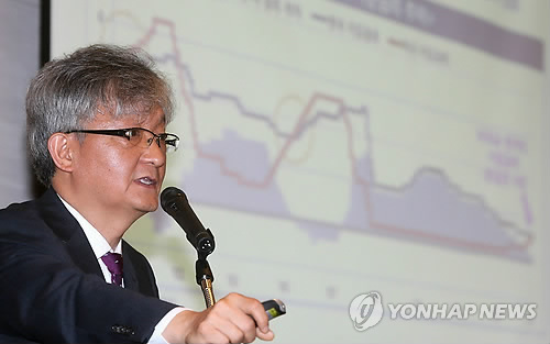 발표하는 강인수 현대경제연구원장