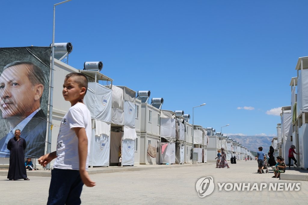 에르도안 대통령의 현수막이 걸린 터키 남부 카흐라만마라시 난민캠프
