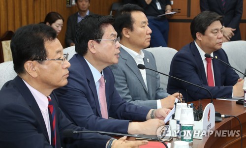 원내대책회의 발언하는 정우택
