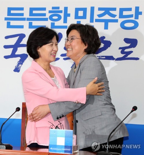 포옹하는 추미애 대표와 이혜훈 대표