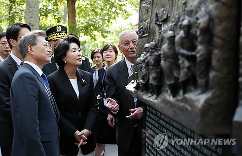 장진호 전투 기념비 보는 문 대통령